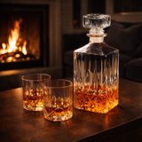 Conjunto de garrafas e copos de whisky